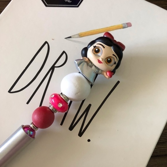 Disney Doorables: Snow White & the 7 dwarfs: Snow White handmade beaded pen - Picture 1 of 3